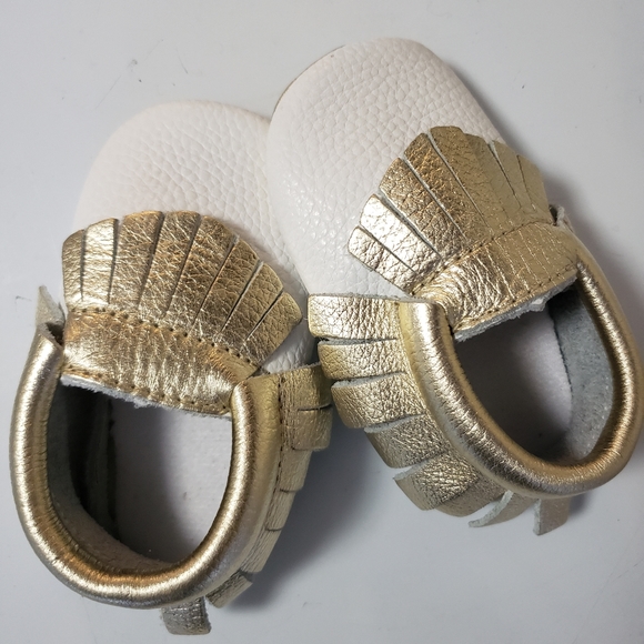 Bebila white baby moccasins with gold bow tassel - Picture 4 of 13
